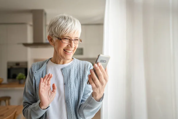 Jedna Starší Starší Dospělá Žena Stojí Okna Doma Pomocí Mobilního — Stock fotografie