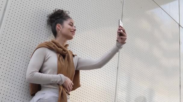 Kvinde Ung Voksen Kaukasiske Kvindelige Stå Udendørs Poserende Brug Mobiltelefon – Stock-video