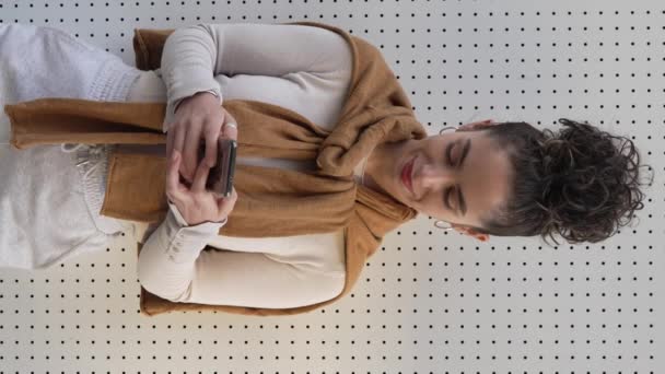 一位年轻的白人女性女性女性站在户外摆姿势 用手机智能手机发短信 传递网上快乐自信的短信 — 图库视频影像
