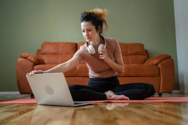 Kulaklıklı Yetişkin Bir Kadın Internetteki Rehberli Meditasyon Kursunda Interneti Taramak — Stok fotoğraf