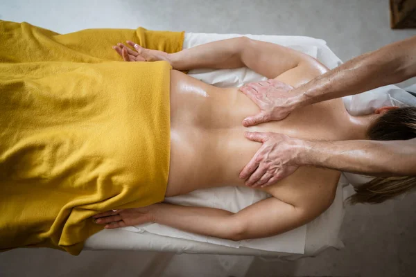 Unbekannte Frau Liegt Während Sie Rückenmassage Von Männlichen Kaukasischen Therapeuten — Stockfoto
