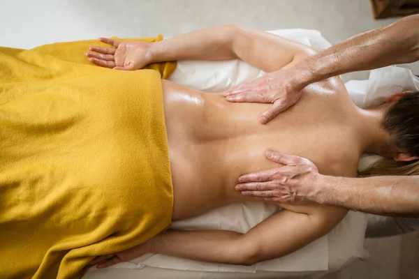Unknown Woman Lying While Have Back Massage Male Caucasian Therapist — Stock Photo, Image
