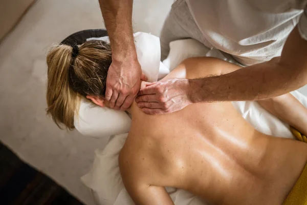 Unbekannte Frau Liegt Bei Nackenmassage Durch Männlichen Kaukasischen Therapeuten Schönheitssalon — Stockfoto