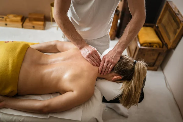 Unbekannte Frau Liegt Bei Nackenmassage Durch Männlichen Kaukasischen Therapeuten Schönheitssalon — Stockfoto