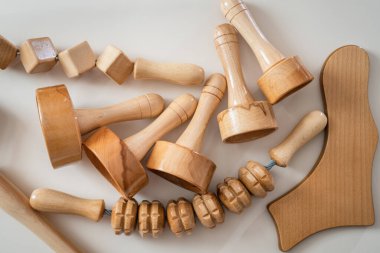 Ahşap masajı, maderoterapi, ahşap, merdane, merdane ve selülit tedavisinde kullanılan aletler lenf sistemini uyarır ve dolaşım konseptini geliştirir.