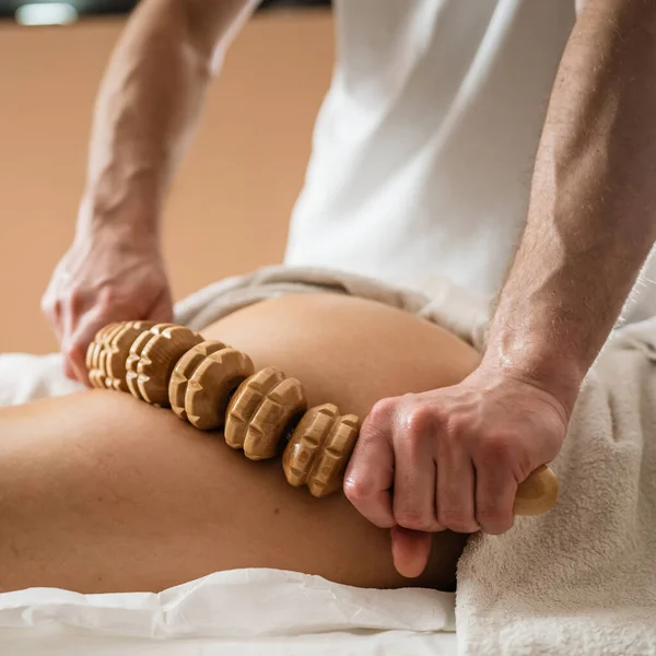 Unbekannte Kaukasische Frau Bei Maderotherapie Massage Cellulite Behandlung Durch Einen — Stockfoto