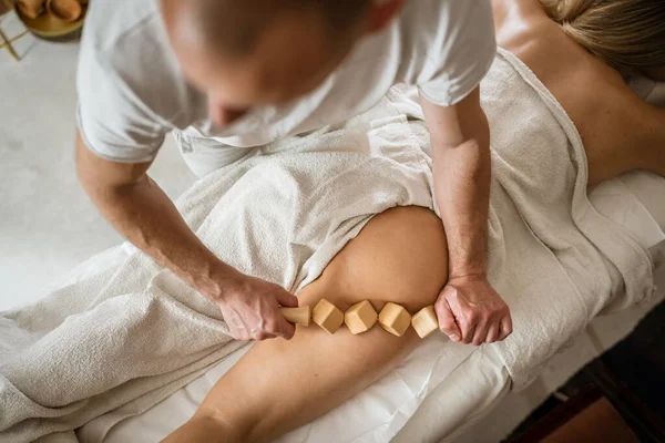 Mulher Caucasiana Desconhecida Com Massagem Madero Terapia Tratamento Celulite Por — Fotografia de Stock