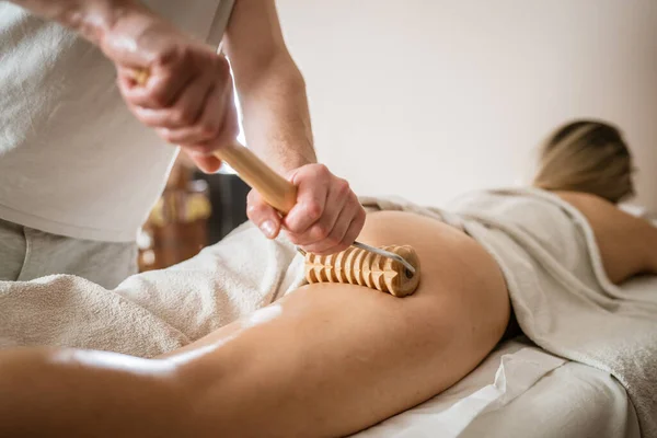 Mulher Caucasiana Desconhecida Com Massagem Madero Terapia Tratamento Celulite Por — Fotografia de Stock