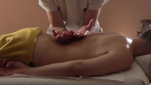 Mujer Desconocida Mintiendo Mientras Tienen Masaje Espalda Por Terapeuta Caucásico — Vídeo de stock