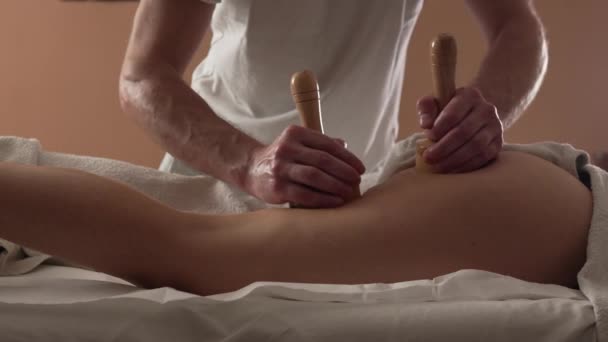 Okänd Kaukasisk Kvinna Som Genomgår Madero Terapi Massage Celluliter Behandling — Stockvideo