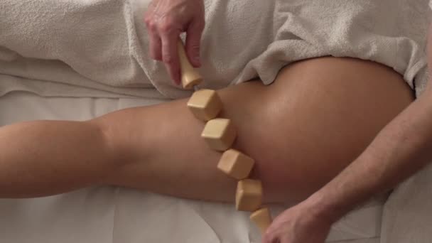 Mulher Caucasiana Desconhecida Com Massagem Madero Terapia Tratamento Celulite Por — Vídeo de Stock