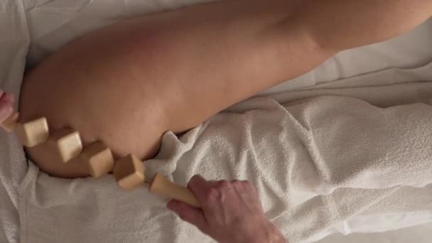 Неизвестная Белая Женщина Проходящая Мадеро Терапию Массирует Антицеллюлитное Лечение Профессиональным — стоковое видео