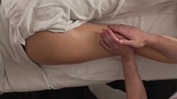 Donna Sconosciuta Sdraiata Mentre Hanno Massaggio Alle Gambe Posteriori Dal — Video Stock