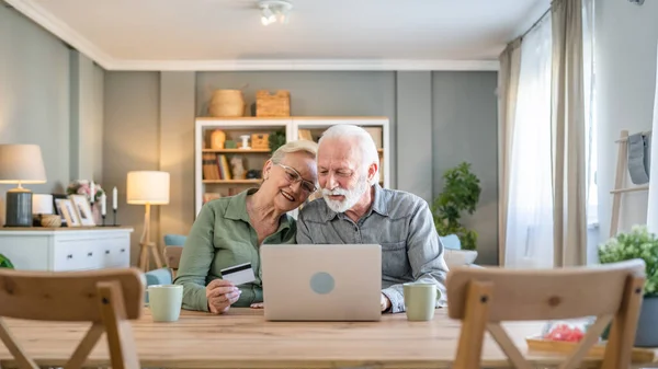 Olgun Yaşlı Kadınlar Karı Koca Evde Otururlar Nternetten Alışveriş Yapmak — Stok fotoğraf