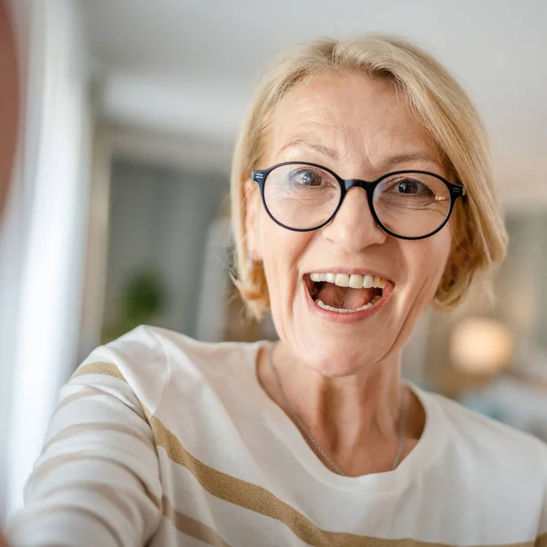 Retrato Una Mujer Caucásica Rubia Madura Con Gafas Casa Sonrisa —  Fotos de Stock