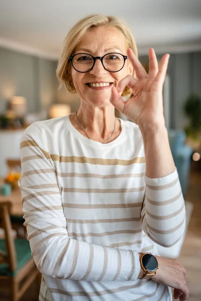 Evde Gözlüklü Olgun Beyaz Bir Kadının Portresi Mutlu Bir Gülümsemeyle — Stok fotoğraf