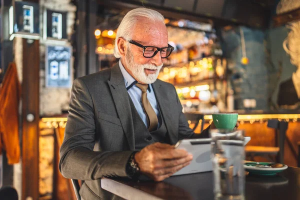 Üst Düzey Bir Beyaz Erkek Adamı Dijital Tablet Kullanır Kafe — Stok fotoğraf