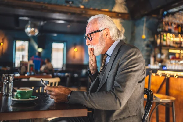 Bir Üst Düzey Kafkas Erkek Adamı Dijital Tablet Kullanıyor Kafede — Stok fotoğraf