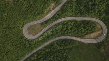 Otomobili otomobille gezerken hava aracı görüntüsü ilkbahar günü dağlık alanda ağaçların arasından geçerek - Sırbistan 'da Tresibaba Knjazevac - Seyahat yolculuğu ve tatil konsept araba sürüşü