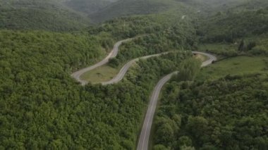 Otomobili otomobille gezerken hava aracı görüntüsü ilkbahar günü dağlık alanda ağaçların arasından geçerek - Sırbistan 'da Tresibaba Knjazevac - Seyahat yolculuğu ve tatil konsept araba sürüşü