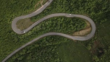 Otomobili otomobille gezerken hava aracı görüntüsü ilkbahar günü dağlık alanda ağaçların arasından geçerek - Sırbistan 'da Tresibaba Knjazevac - Seyahat yolculuğu ve tatil konsept araba sürüşü