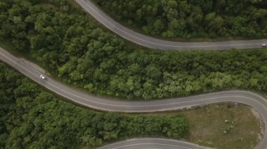 Otomobili otomobille gezerken hava aracı görüntüsü ilkbahar günü dağlık alanda ağaçların arasından geçerek - Sırbistan 'da Tresibaba Knjazevac - Seyahat yolculuğu ve tatil konsept araba sürüşü