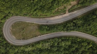 Otomobili otomobille gezerken hava aracı görüntüsü ilkbahar günü dağlık alanda ağaçların arasından geçerek - Sırbistan 'da Tresibaba Knjazevac - Seyahat yolculuğu ve tatil konsept araba sürüşü