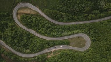 Otomobili otomobille gezerken hava aracı görüntüsü ilkbahar günü dağlık alanda ağaçların arasından geçerek - Sırbistan 'da Tresibaba Knjazevac - Seyahat yolculuğu ve tatil konsept araba sürüşü