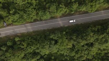 Otomobili otomobille gezerken hava aracı görüntüsü ilkbahar günü dağlık alanda ağaçların arasından geçerek - Sırbistan 'da Tresibaba Knjazevac - Seyahat yolculuğu ve tatil konsept araba sürüşü