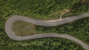 Otomobili otomobille gezerken hava aracı görüntüsü ilkbahar günü dağlık alanda ağaçların arasından geçerek - Sırbistan 'da Tresibaba Knjazevac - Seyahat yolculuğu ve tatil konsept araba sürüşü