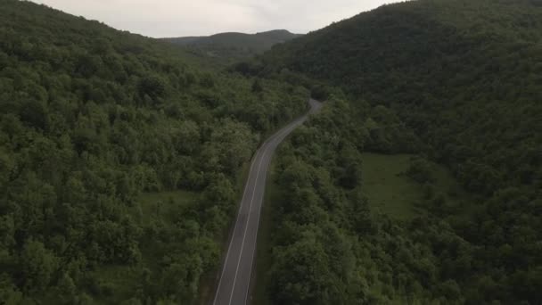 空中俯瞰公路上的汽车在春天的日子里穿过山脉的树木 塞尔维亚的Tresibaba Knjazevac 旅行旅程和度假概念汽车驾驶 — 图库视频影像