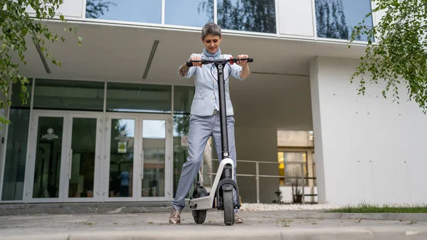 Een Vrouw Volwassen Senior Kaukasische Vrouw Staan Elektrische Kick Scooter — Stockfoto