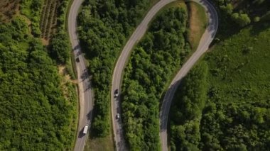 Hava aracının otomobil üzerindeki görüntüsü ilkbahar güneşli bir günde dağlık alanda ağaçların arasından geçerek - Sırbistan 'da Tresibaba Knjazevac - seyahat yolculuğu ve tatil konsepti araba sürüşü