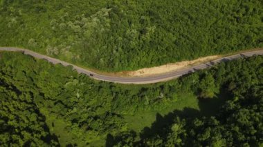 Hava aracının otomobil üzerindeki görüntüsü ilkbahar güneşli bir günde dağlık alanda ağaçların arasından geçerek - Sırbistan 'da Tresibaba Knjazevac - seyahat yolculuğu ve tatil konsepti araba sürüşü