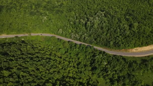空中俯瞰公路上的汽车 在春光明媚的日子穿过山脉的树木 塞尔维亚的Tresibaba Knjazevac 旅行和度假概念汽车驾驶 — 图库视频影像