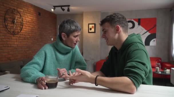 코카서스 부엌에서 엄마와 친척들 경험을 지원하고 의견있는 아이가 스마트폰을 — 비디오