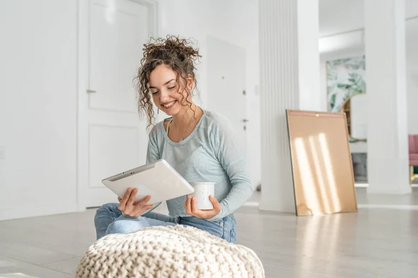 One Woman Young Caucasian Use Digital Tablet Floor Home — Stock Photo, Image