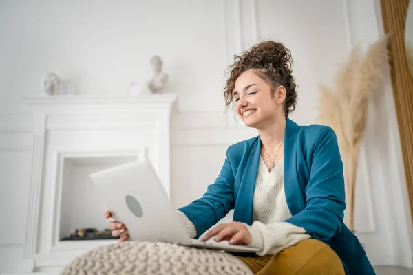 Genç Bir Kadın Beyaz Kadın Evde Dizüstü Bilgisayarla Yerde Oturuyor — Stok fotoğraf