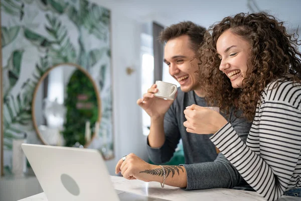 남녀의 남녀가 컴퓨터로 온라인 콘텐츠 쇼핑을 확인하거나 비디오 통화를 일상적 — 스톡 사진