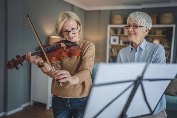 Two Women Mature Female Teacher Give Private Violin Lesson Her — Stock Photo, Image