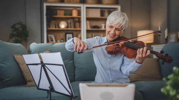 Mature Senior Caucasian Woman Learn Play Violin Practice Home Online — Stock Photo, Image