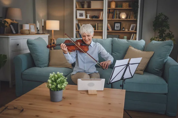Ältere Ältere Kaukasische Frau Lernen Geigenspiel Praxis Hause Online Professor — Stockfoto