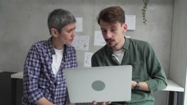 Başarılı bir kıdemli kadın ve onun hırslı oğlu arasındaki işbirliği dizüstü bilgisayar danışmanlığı ve aile bağları kopyalama boşluğunu kullanın.