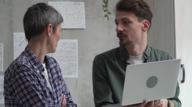 Başarılı bir kıdemli kadın ve onun hırslı oğlu arasındaki işbirliği dizüstü bilgisayar danışmanlığı ve aile bağları kopyalama boşluğunu kullanın.