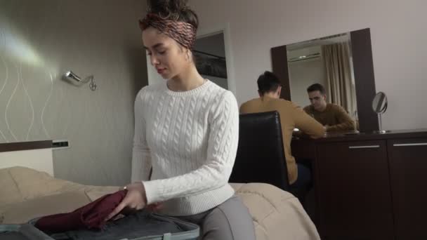 Женщина Кавказская Пара Распаковывает Одежду Чемодана Гостиничном Номере Время Муж — стоковое видео