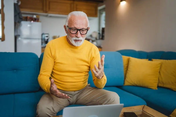 Anziano Uomo Caucasico Nonno Con Barba Occhiali Lavora Sul Computer — Foto Stock
