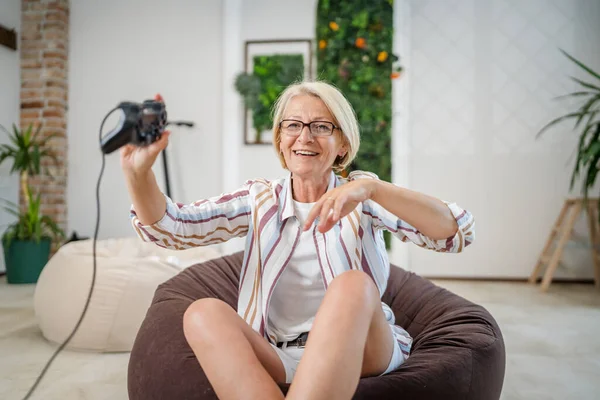 Evde Otururken Oyun Konsolu Kullanan Gözlüklü Olgun Beyaz Sarışın Bir — Stok fotoğraf