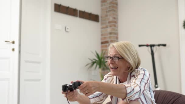Una Mujer Rubia Caucásica Madura Con Anteojos Jugar Consola Videojuegos — Vídeos de Stock