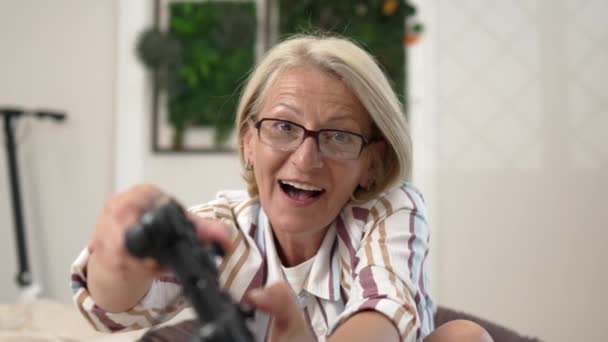 Одна Зрелая Кавказская Блондинка Очках Играет Игровой Приставке Используя Джойстик — стоковое видео
