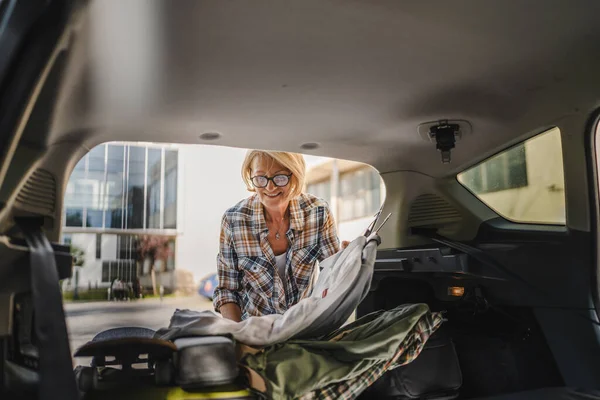 Olgun Sarışın Güzel Bir Kadın Seyahat Konsepti Kadın Arabasının Arkasından — Stok fotoğraf